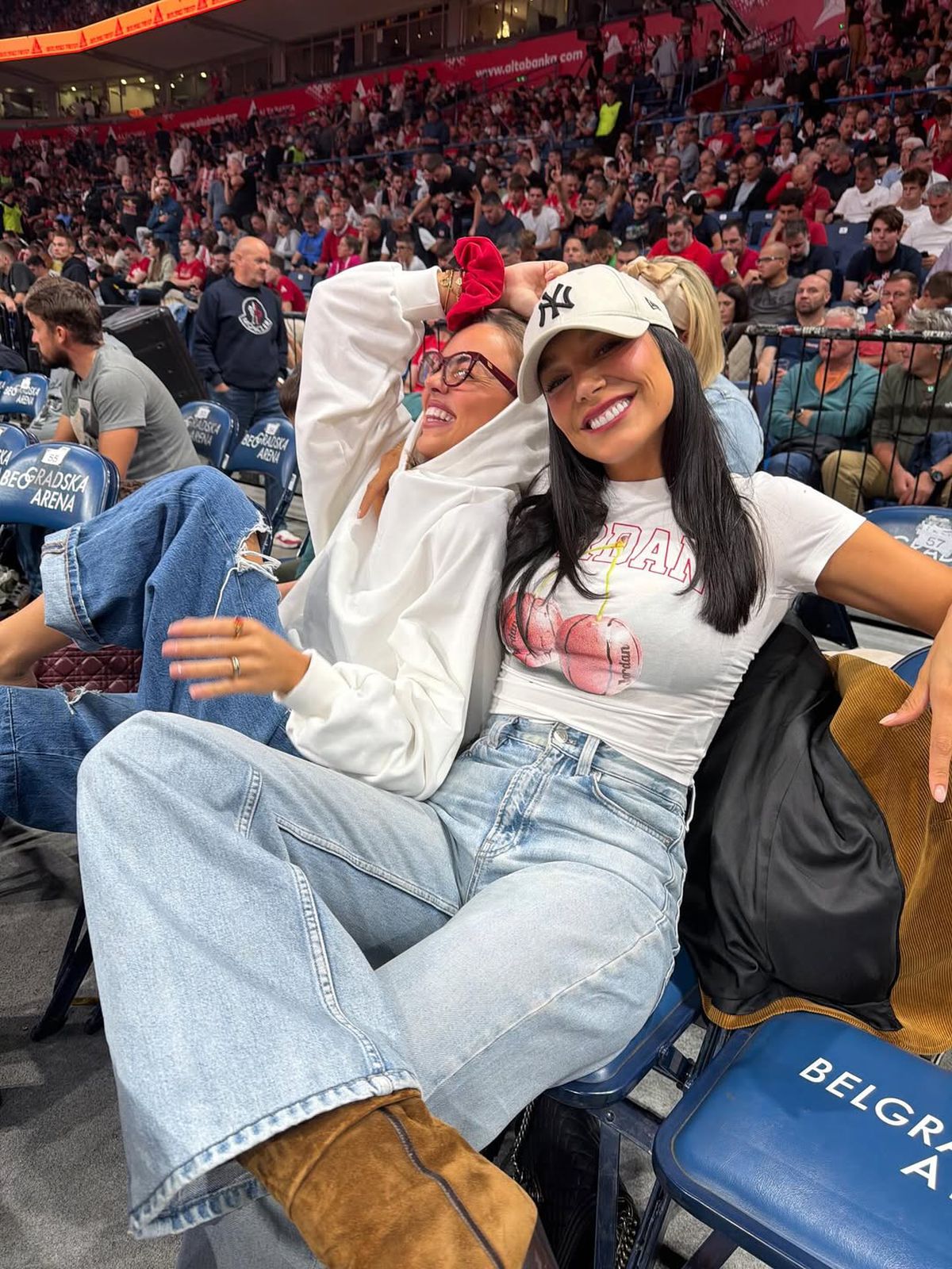 Pe lângă ele, nimeni nu s-a mai uitat la teren! Au „incendiat” Arena