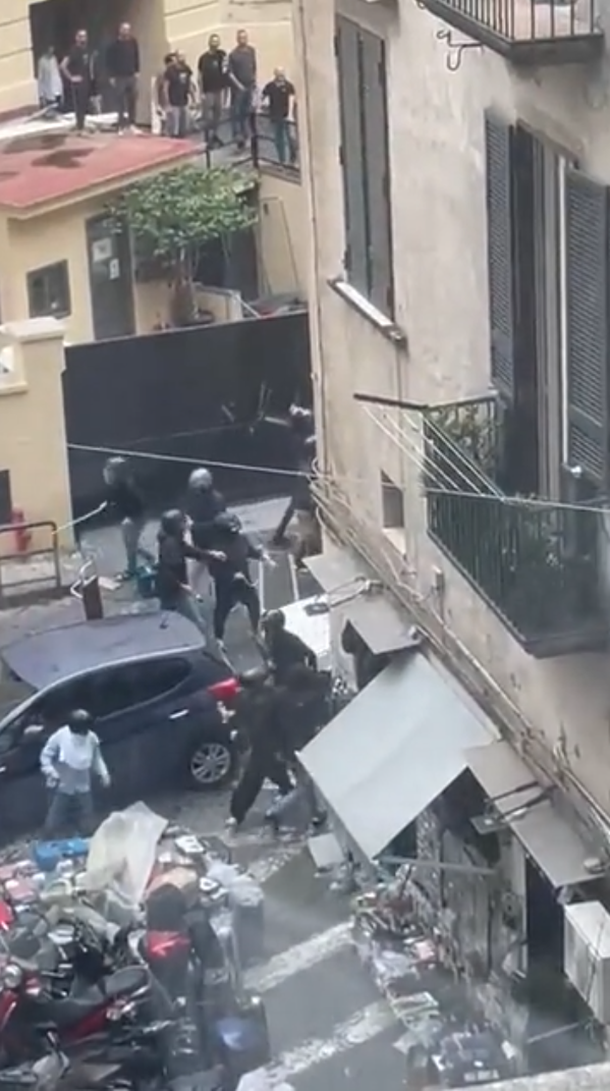 Șocant: suporter cu arma în mână lângă hotelul lui Sporting înainte de duelul din Liga Campionilor » Multiple conflicte pe străzi