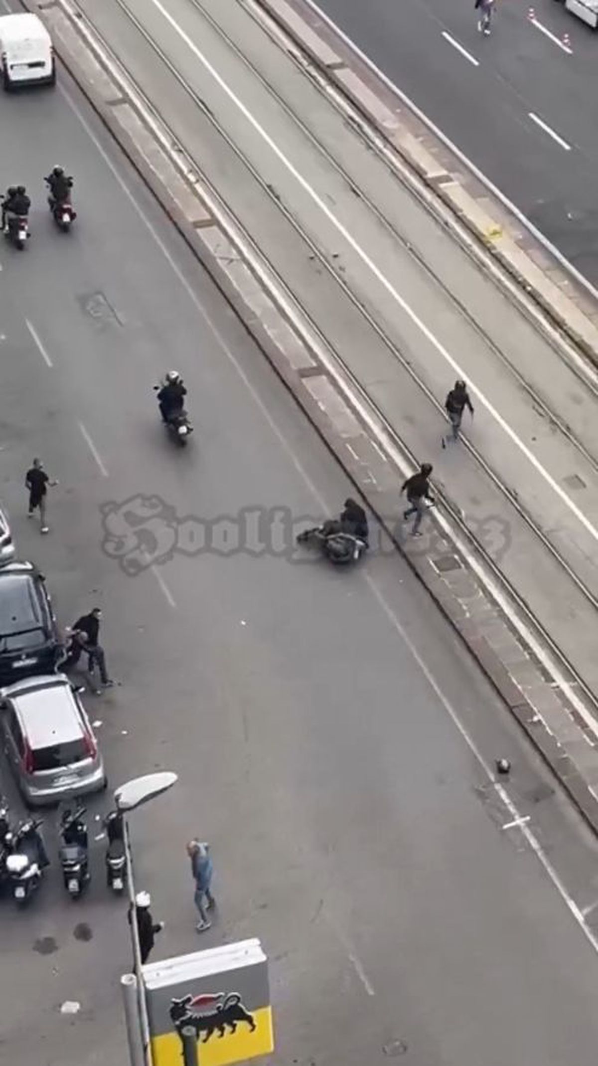 Șocant: suporter cu arma în mână lângă hotelul lui Sporting înainte de duelul din Liga Campionilor » Multiple conflicte pe străzi