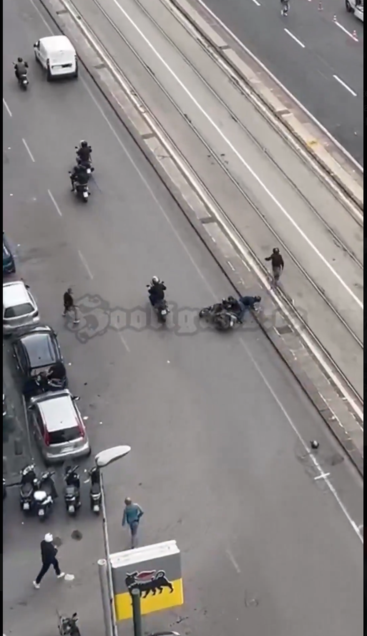 Șocant: suporter cu arma în mână lângă hotelul lui Sporting înainte de duelul din Liga Campionilor » Multiple conflicte pe străzi