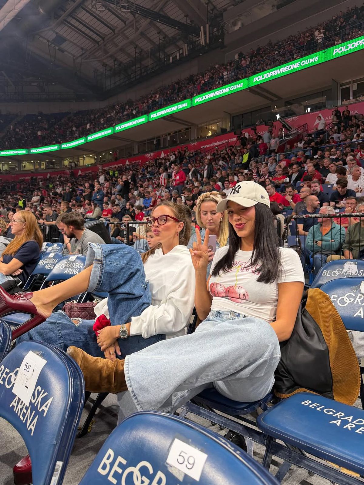 Pe lângă ele, nimeni nu s-a mai uitat la teren! Au „incendiat” Arena