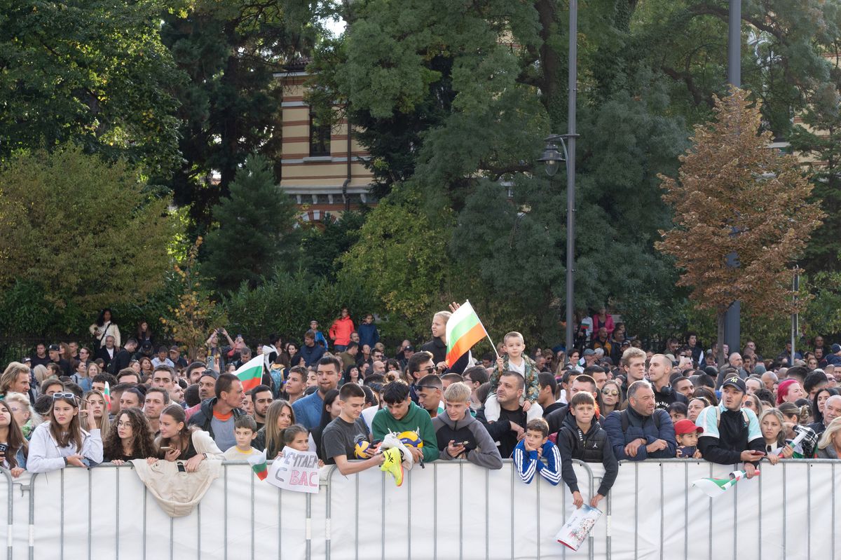 Primire spectaculoasă pentru naționala Bulgariei, după argintul de la Mondialul de volei: mii de oameni, aplauze în Parlament și cadouri de la Patriarhul Daniil