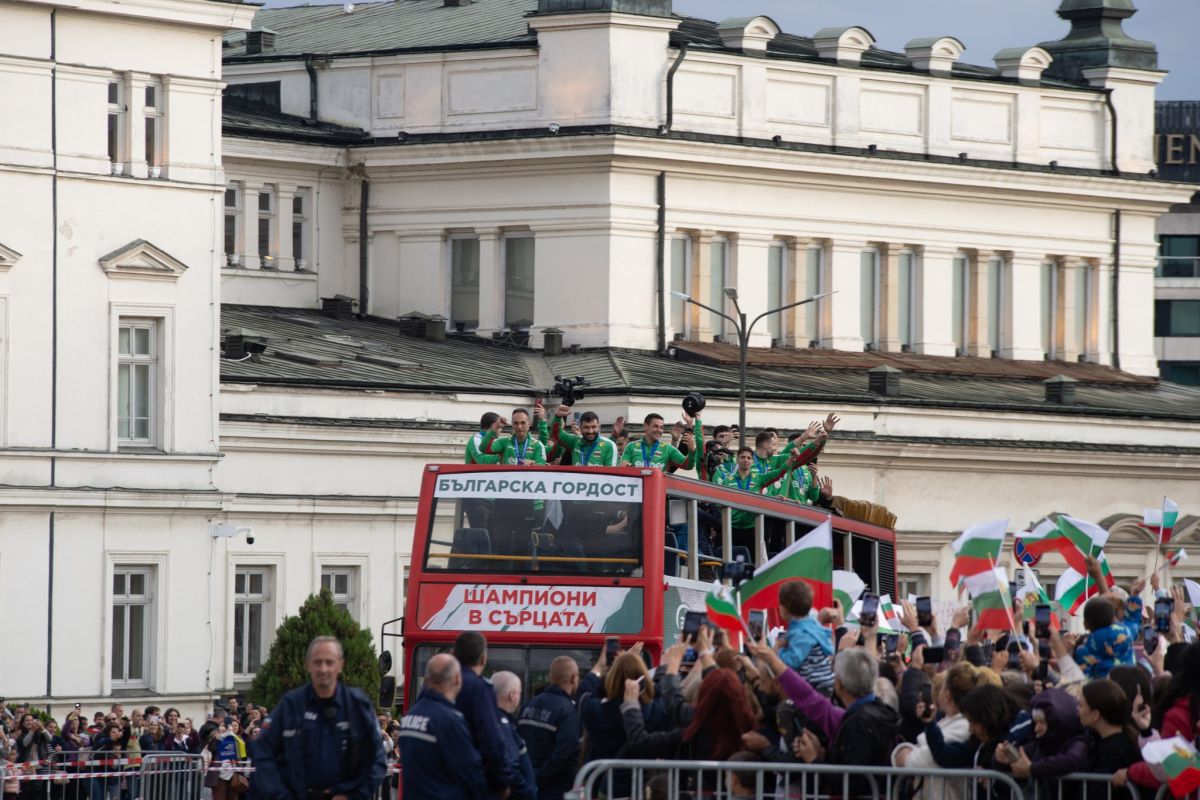 Primire spectaculoasă pentru naționala Bulgariei, după argintul de la Mondialul de volei: mii de oameni, aplauze în Parlament și cadouri de la Patriarhul Daniil
