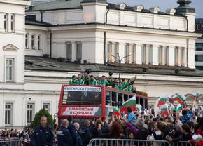 Primire spectaculoasă pentru naționala Bulgariei, după argintul de la Mondialul de volei: mii de oameni, aplauze în Parlament și cadouri de la Patriarhul Daniil