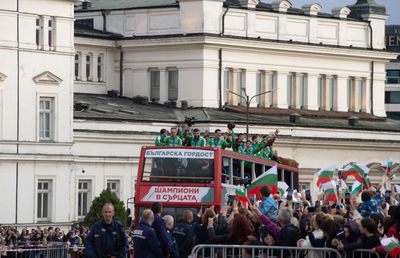 Primire spectaculoasă pentru naționala Bulgariei, după argintul de la Mondialul de volei: mii de oameni, aplauze în Parlament și cadouri de la Patriarhul Daniil