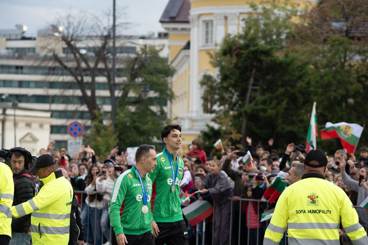 Primire spectaculoasă pentru naționala Bulgariei, după argintul de la Mondialul de volei: mii de oameni, aplauze în Parlament și cadouri de la Patriarhul Daniil