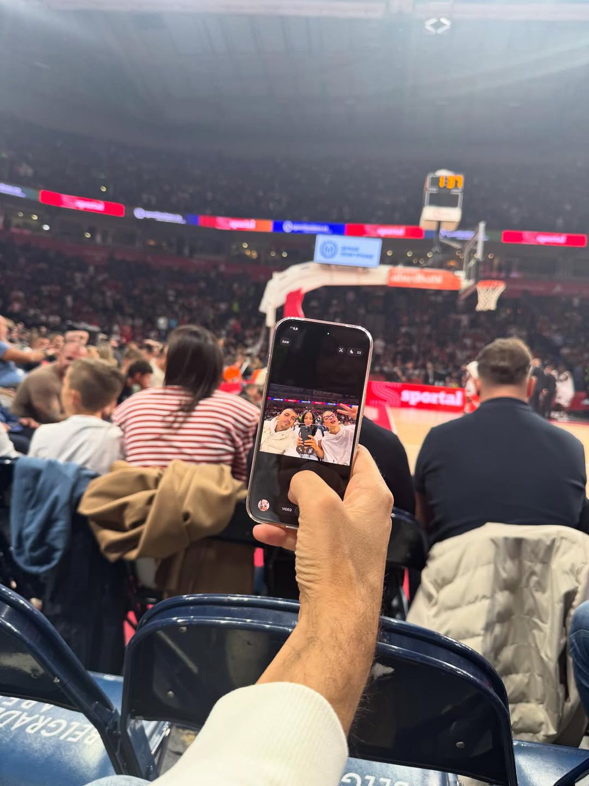 Pe lângă ele, nimeni nu s-a mai uitat la teren! Au „incendiat” Arena