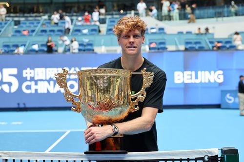 Jannik Sinner cu trofeul de la Beijing 2025 Foto: Guliver/GettyImages