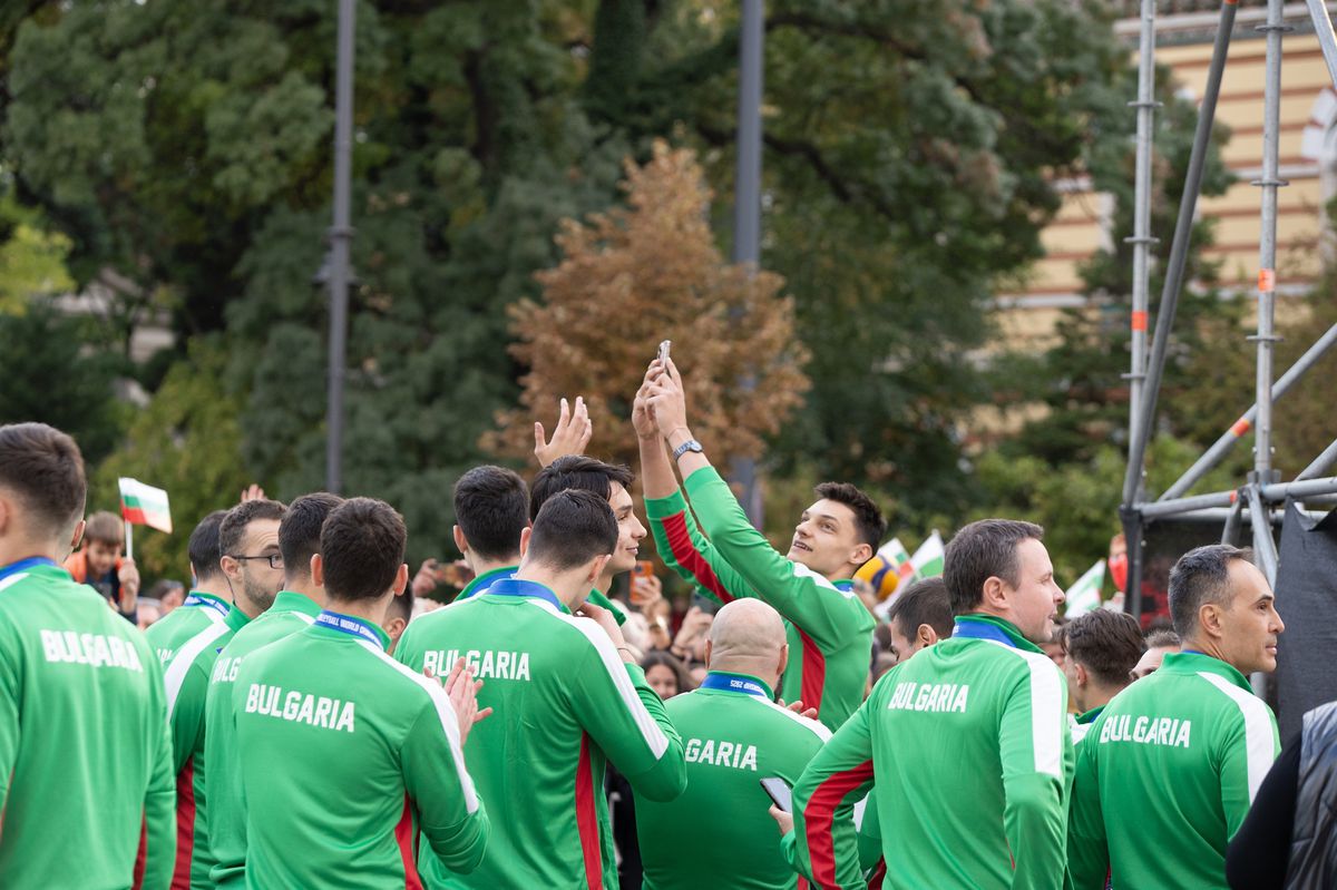 Primire spectaculoasă pentru naționala Bulgariei, după argintul de la Mondialul de volei: mii de oameni, aplauze în Parlament și cadouri de la Patriarhul Daniil