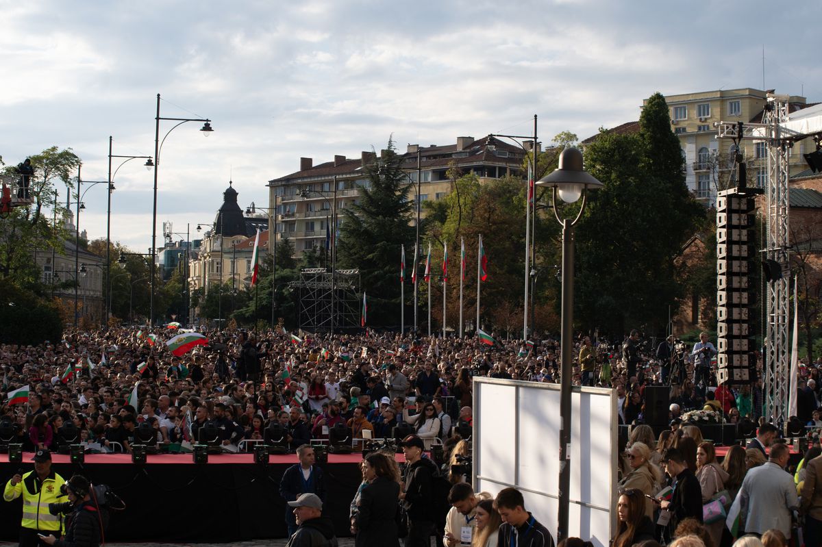 Primire spectaculoasă pentru naționala Bulgariei, după argintul de la Mondialul de volei: mii de oameni, aplauze în Parlament și cadouri de la Patriarhul Daniil