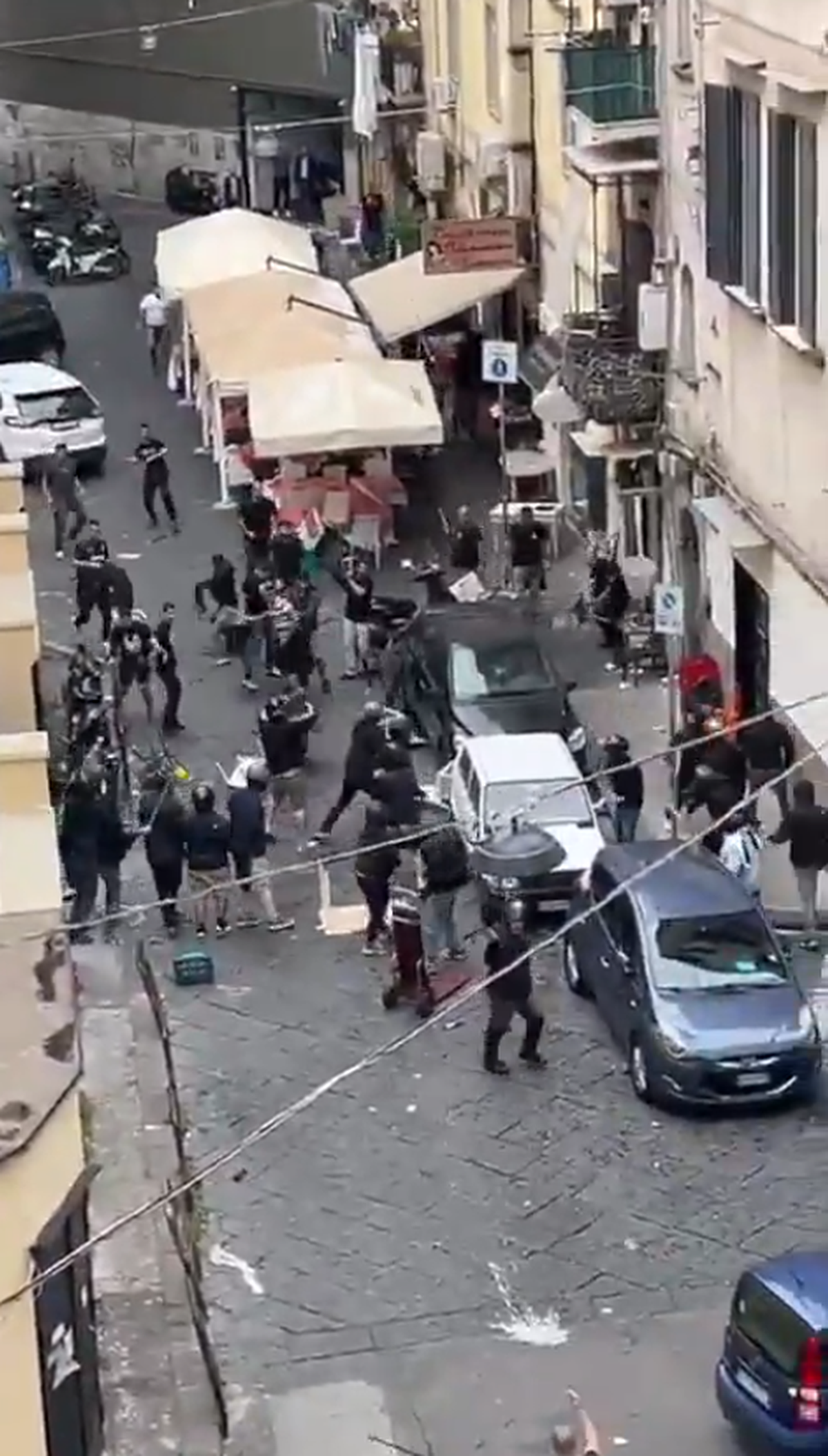 Șocant: suporter cu arma în mână lângă hotelul lui Sporting înainte de duelul din Liga Campionilor » Multiple conflicte pe străzi