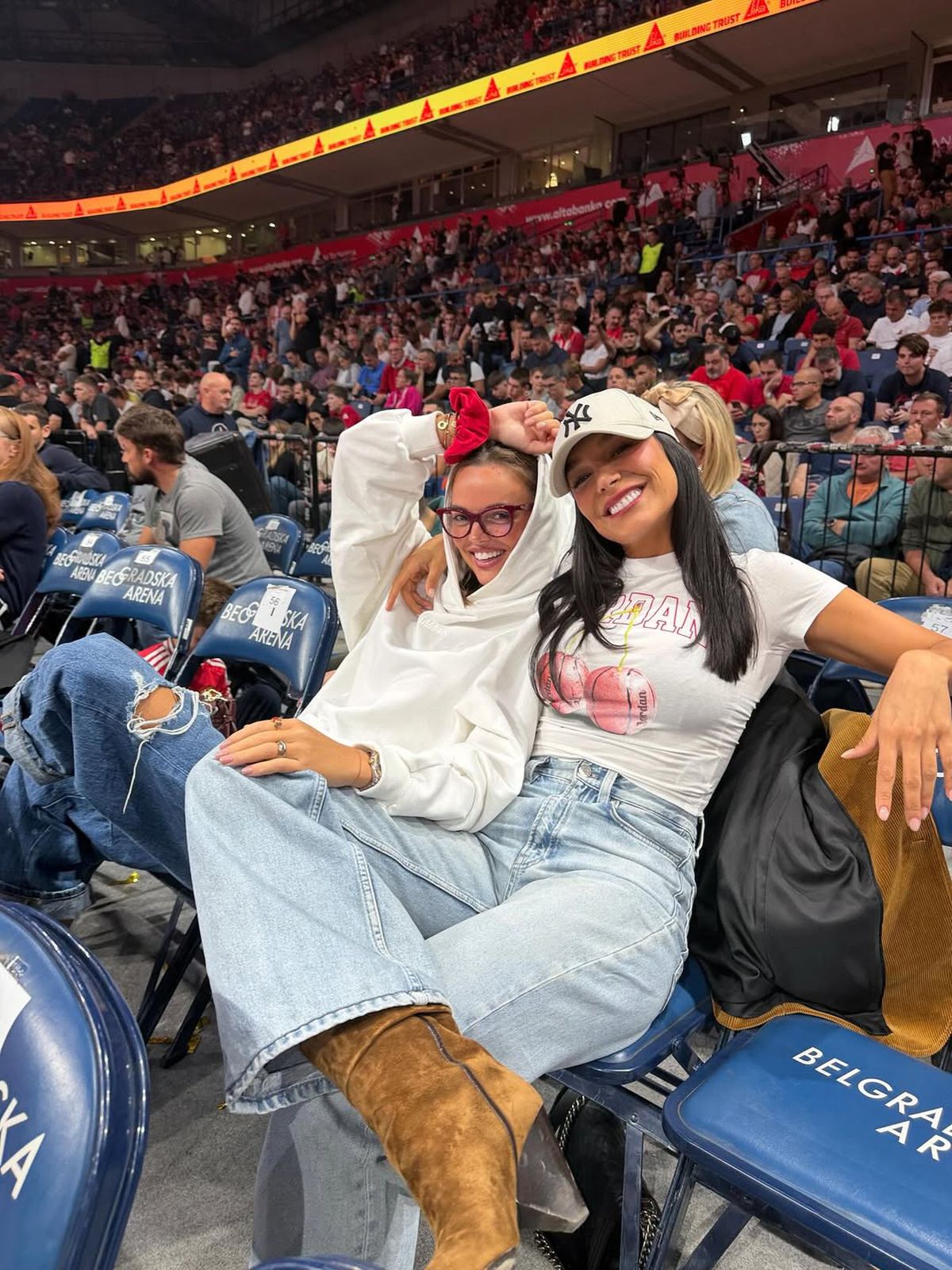 Pe lângă ele, nimeni nu s-a mai uitat la teren! Au „incendiat” Arena