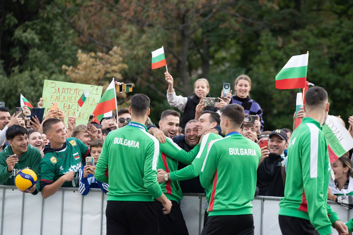 Primire spectaculoasă pentru naționala Bulgariei, după argintul de la Mondialul de volei: mii de oameni, aplauze în Parlament și cadouri de la Patriarhul Daniil