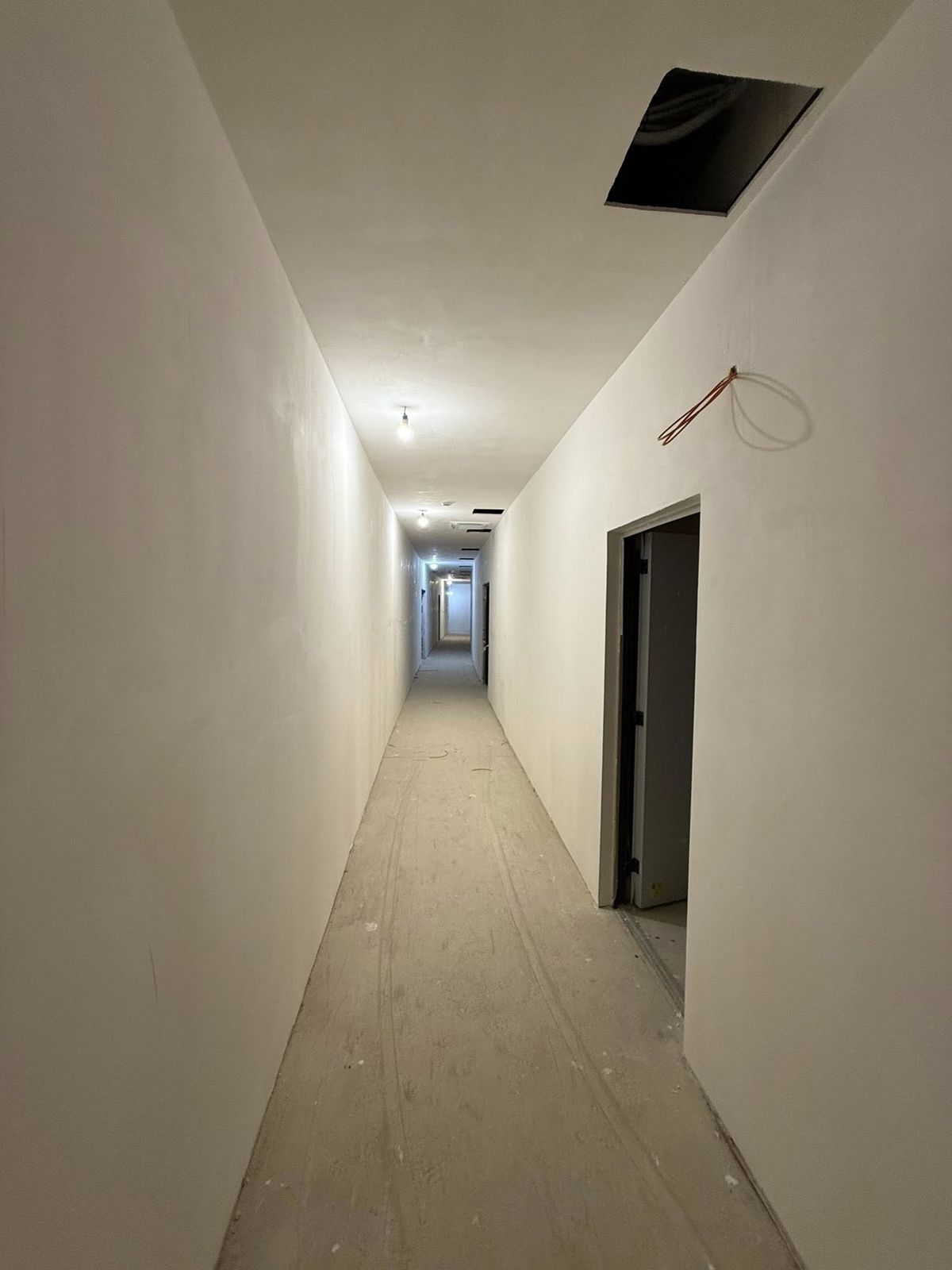 S-a montat gazonul pe cea mai controversată arenă din România » Urmează inaugurarea