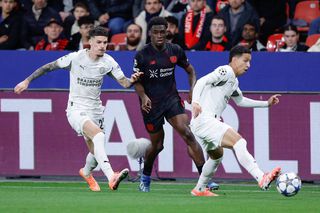 Dennis Man, titular în premieră în Champions League » Cum s-a descurcat în Leverkusen - PSV