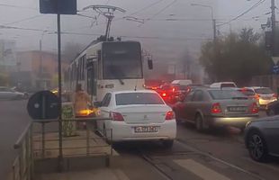 VIDEO „Mută TRAMVAIUL!” » Numai în București: o şoferiţă a produs clipul anului + Poliția nu a comunicat nicio sancțiune!