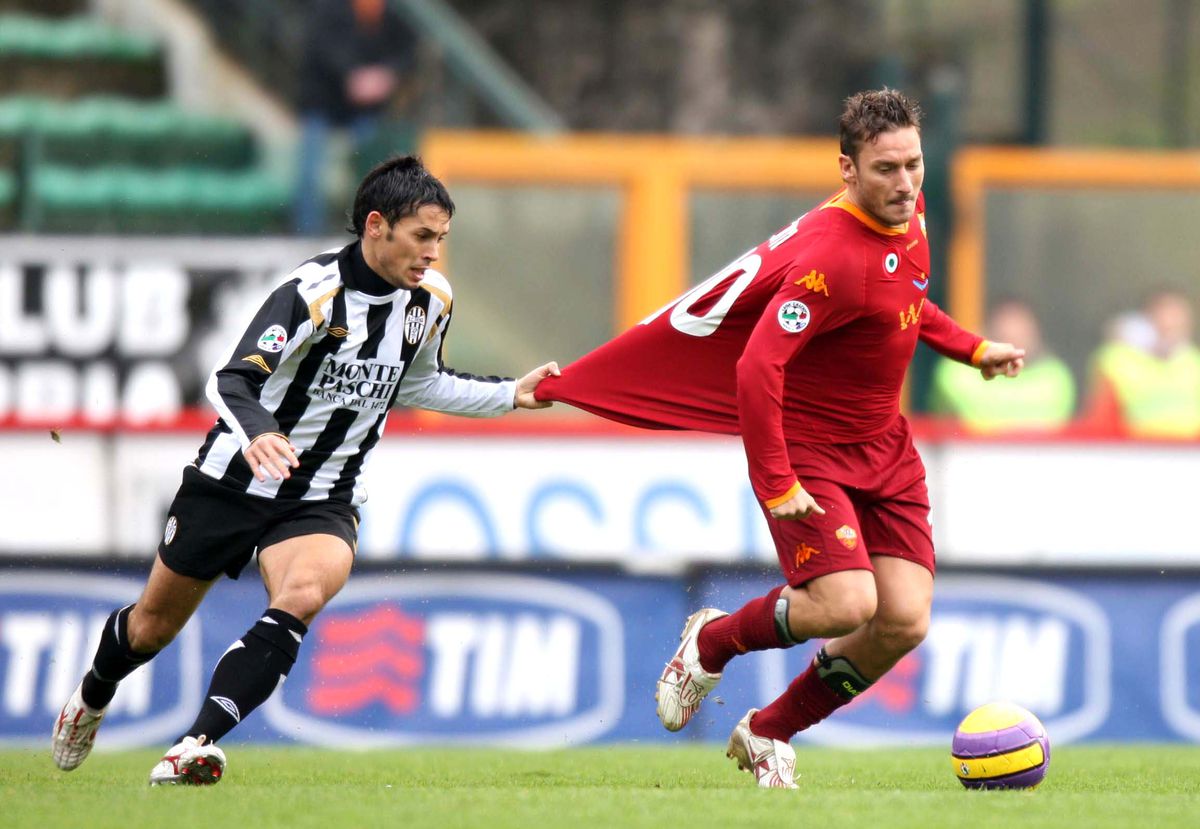 Are 44 de meciuri pentru România și spune 3 povești incredibile din Serie A: „I se spunea «Tractorul», pleca cu 3 adversari în spate” + „Paolo Maldini mi-a dat tricoul... apoi l-a luat înapoi. În schimb, Zola m-a șocat”