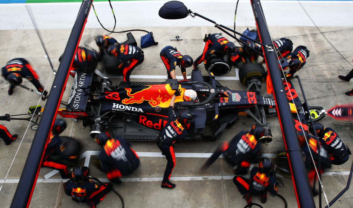 Record în Formula 1: Mercedes, campioană pentru a 7-a oară! O depășește pe Ferrari după ce Hamilton s-a impus în MP de la Imola