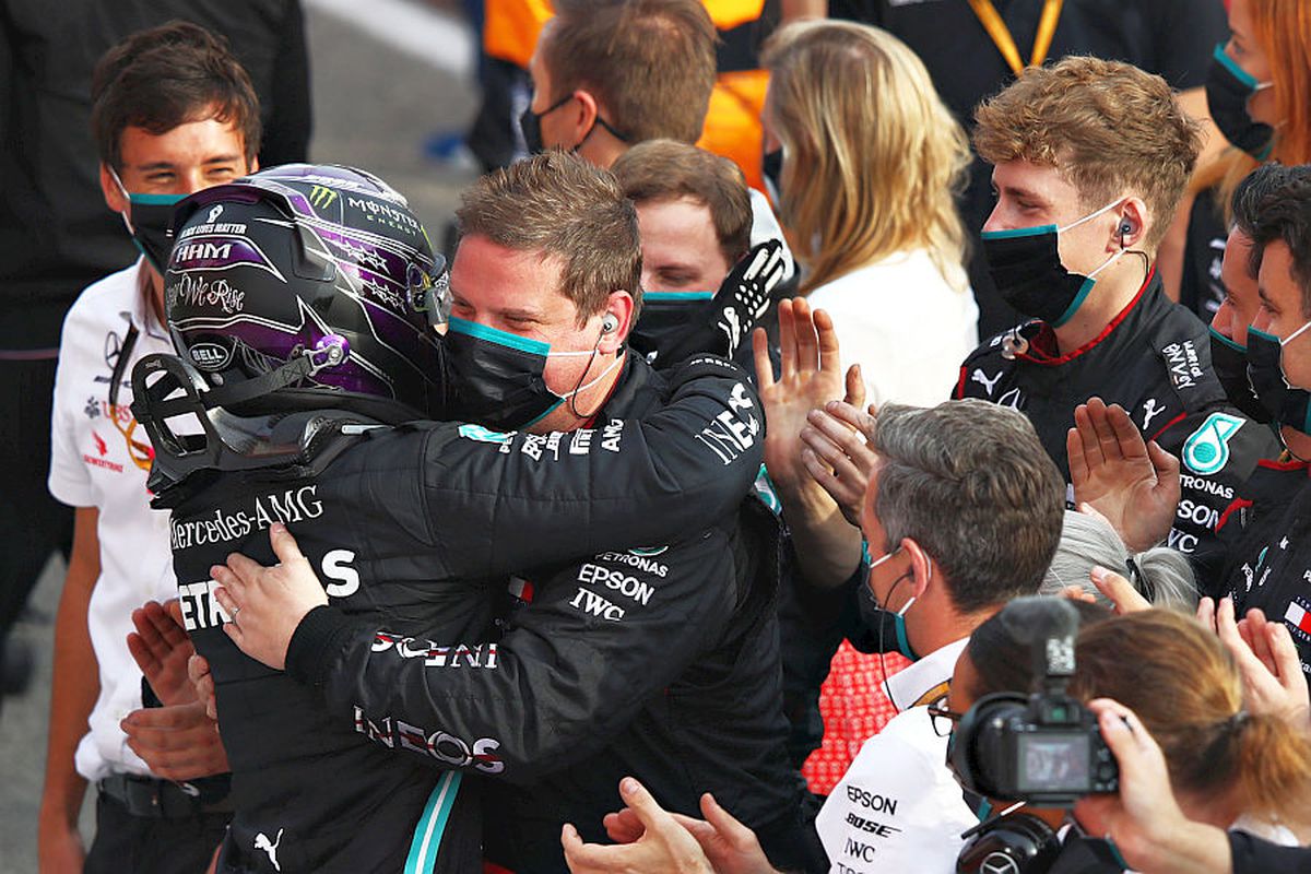 Record în Formula 1: Mercedes, campioană pentru a 7-a oară! O depășește pe Ferrari după ce Hamilton s-a impus în MP de la Imola