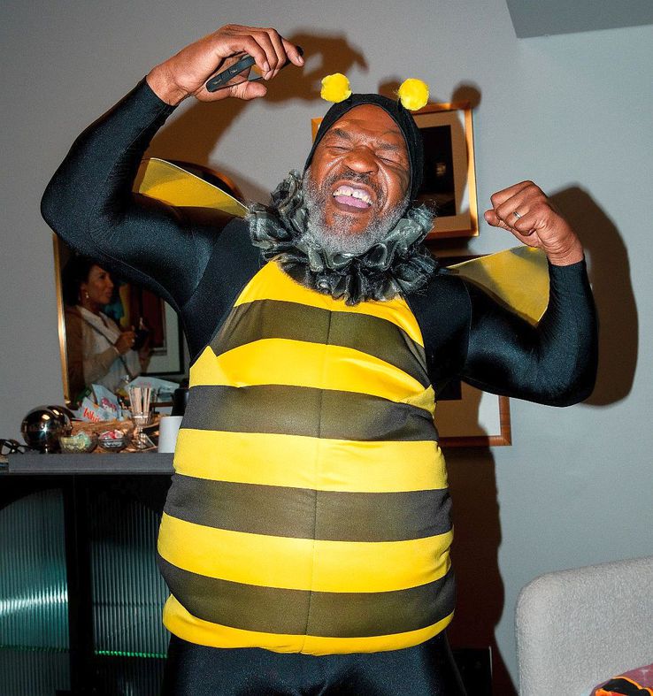 Mike Tyson, îmbrăcat în albină. „Plutește ca un fluture, înțeapă ca o albină”, spunea Muhammad Ali