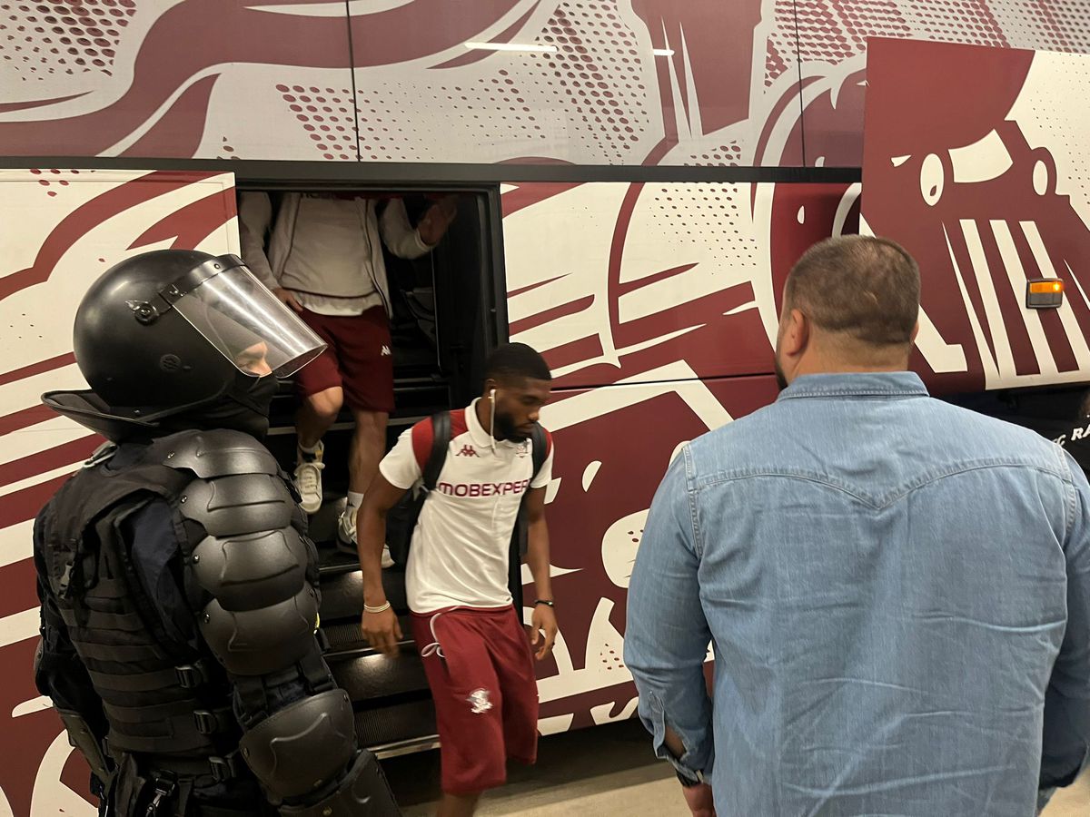 Fotbaliștii Rapidului, huiduiți de galerie după remiza cu Steaua » Imagini surprinzătoare surprinse în Ghencea