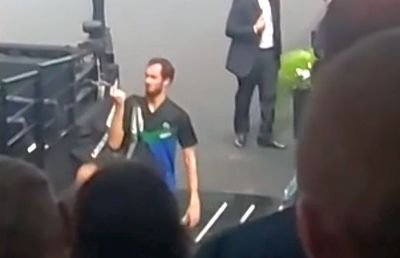 Încă un scandal cu Medvedev! Le-a arătat degetul mijlociu fanilor la Paris » Explicația ironică a rusului