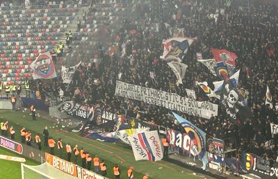 Război în bannere la derby-ul CSA Steaua - Rapid » „Tzancă Ungureanu” vs „Crescuți tot lângă palat”