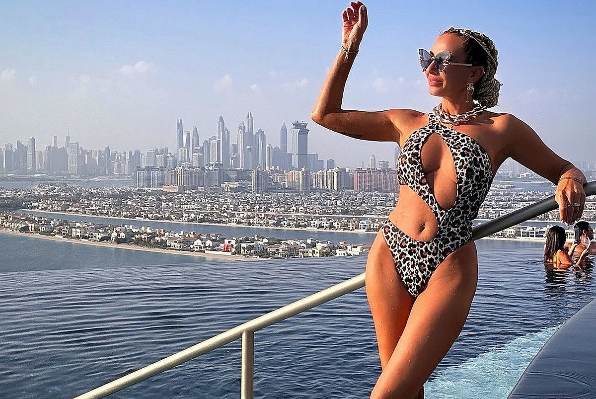 Crina Abrudan în costum de baie! Cum a apărut la o piscină de lux din Dubai