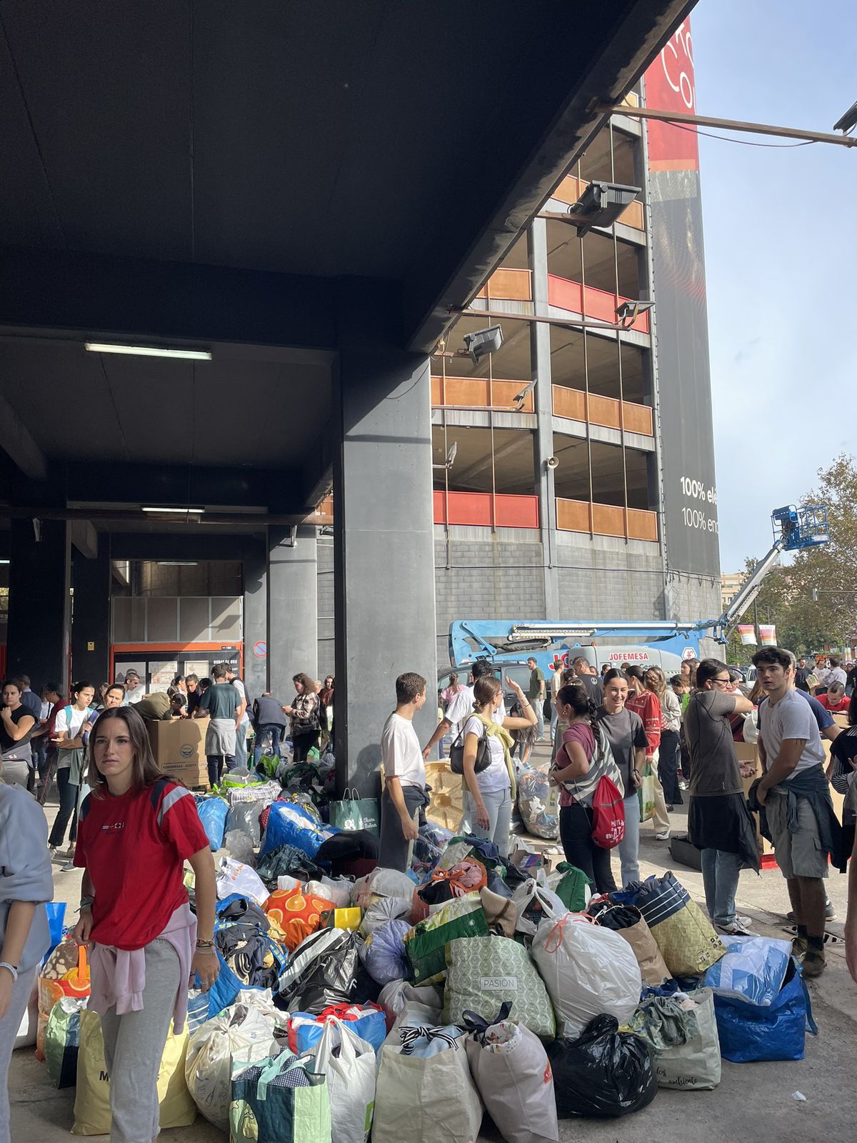 Imagini impresionante! Sute de oameni au venit cu donații la stadioanele din Valencia » Ajutor pentru cei afectați de DANA