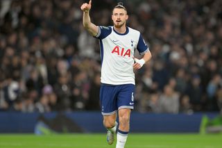 S-a aflat cât stă pe tușă rivalul lui Radu Drăgușin din apărarea lui Tottenham