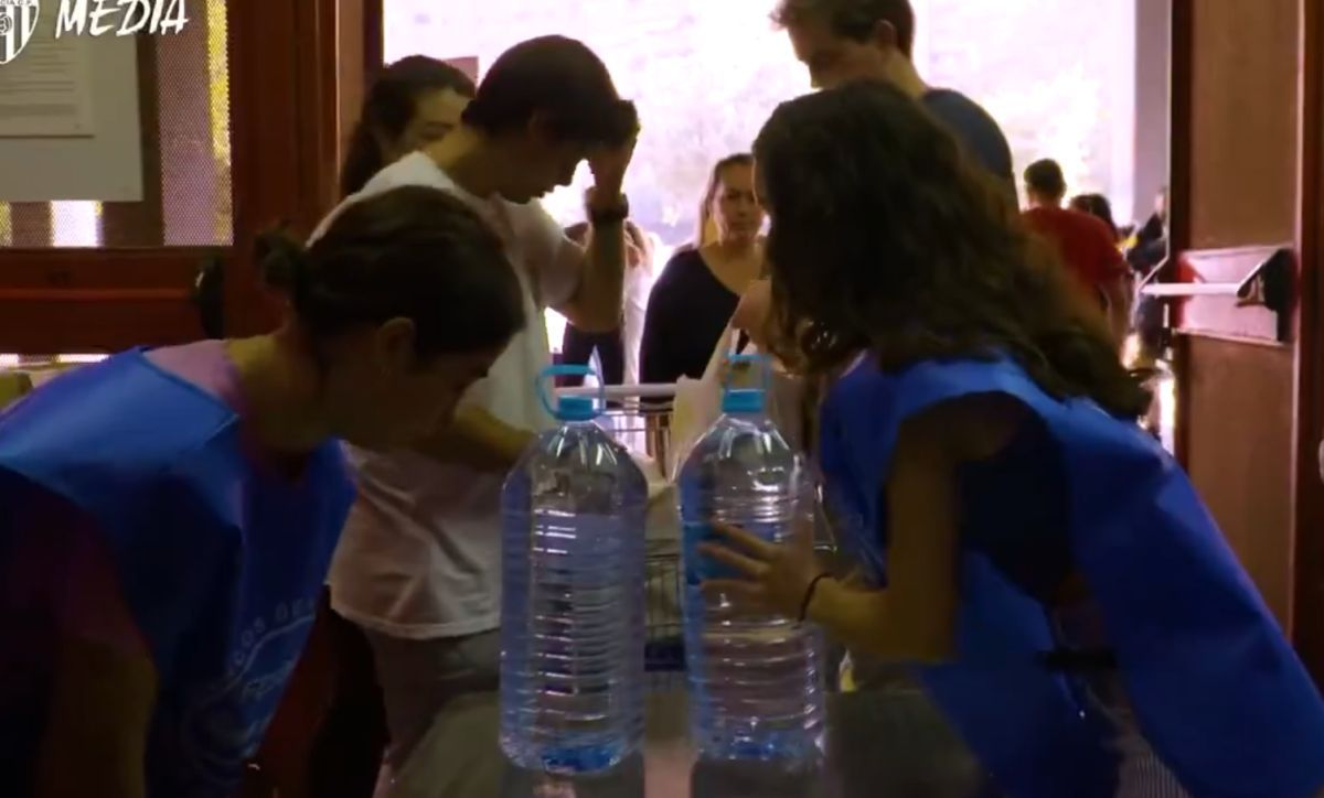 Imagini impresionante! Sute de oameni au venit cu donații la stadioanele din Valencia » Ajutor pentru cei afectați de DANA