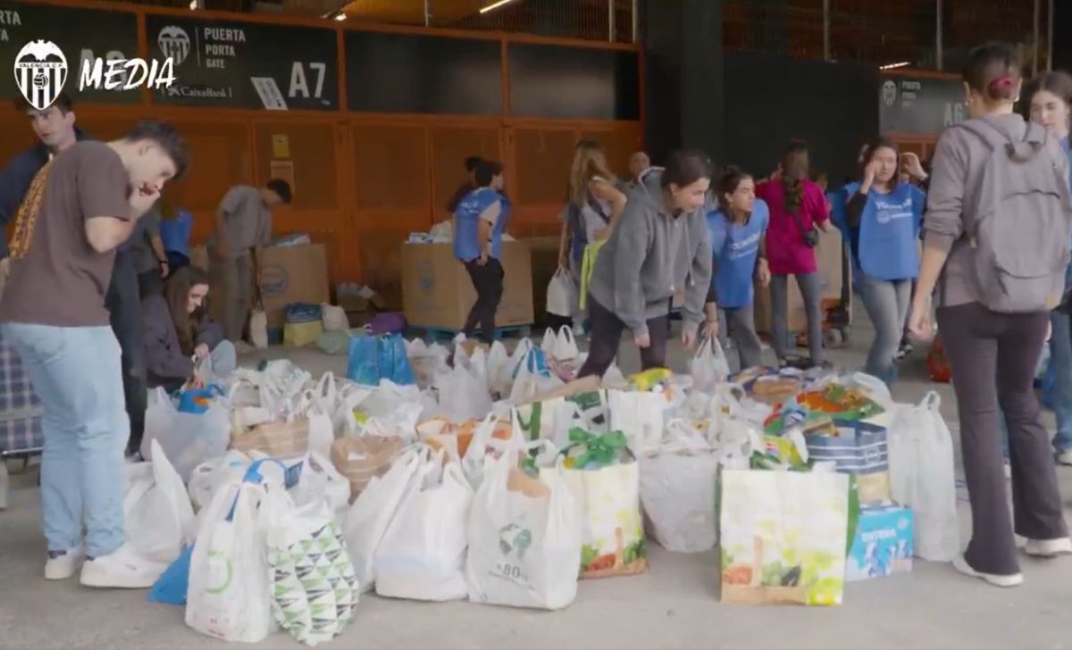 Imagini impresionante! Sute de oameni au venit cu donații la stadioanele din Valencia » Ajutor pentru cei afectați de DANA