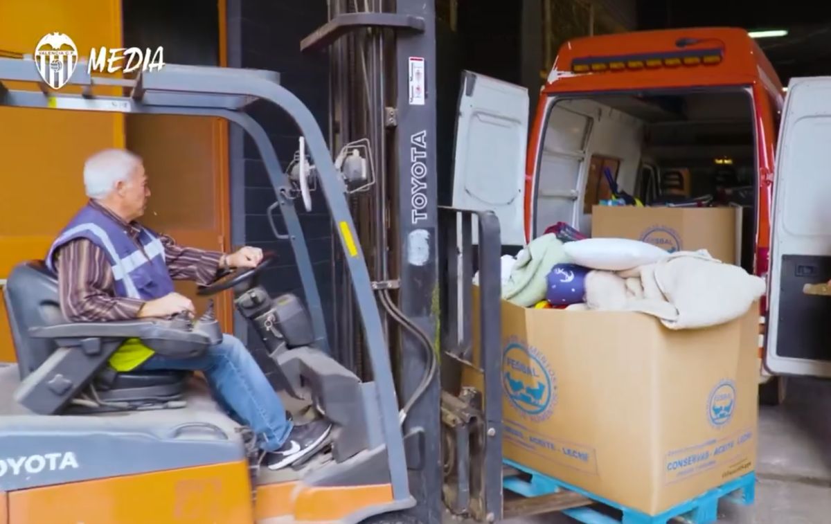 Imagini impresionante! Sute de oameni au venit cu donații la stadioanele din Valencia » Ajutor pentru cei afectați de DANA