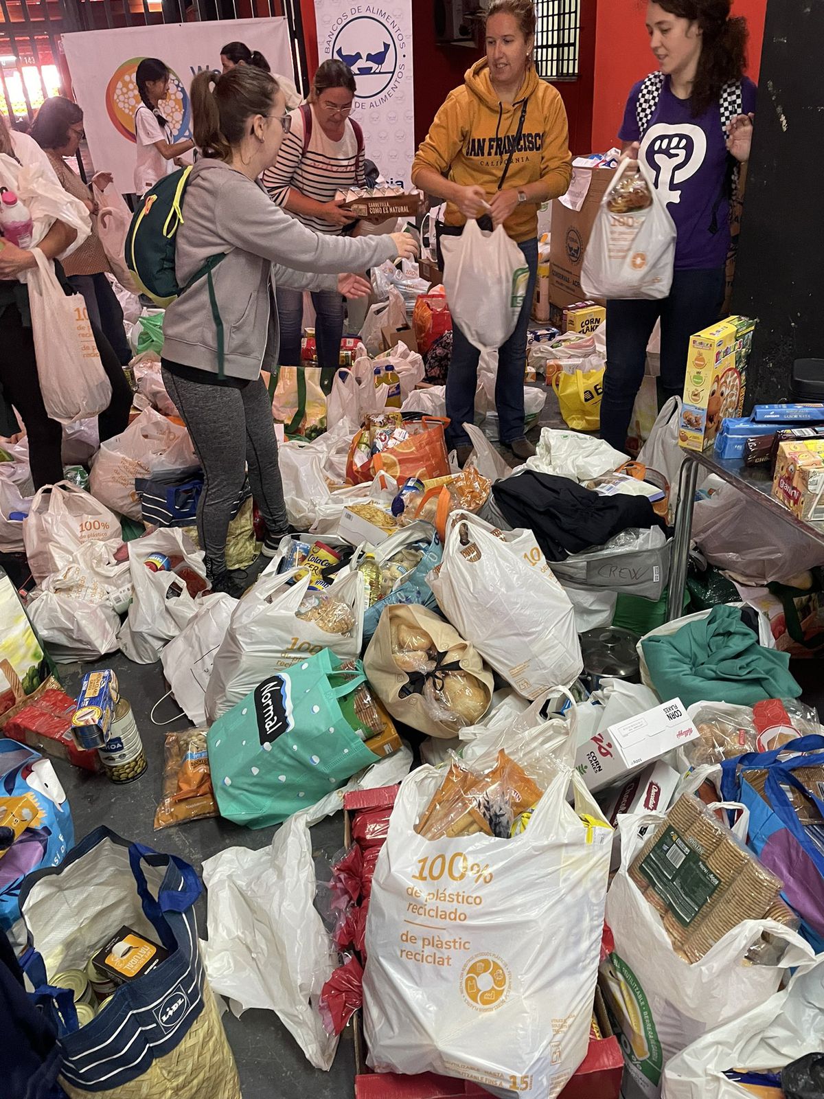 Imagini impresionante! Sute de oameni au venit cu donații la stadioanele din Valencia » Ajutor pentru cei afectați de DANA