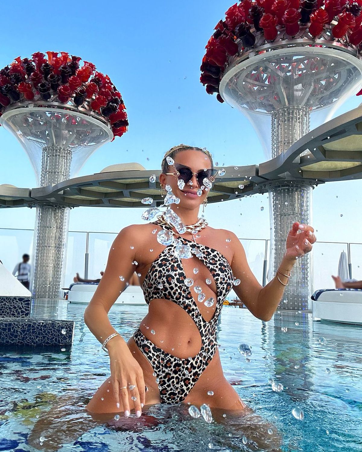 Crina Abrudan în costum de baie! Cum a apărut la o piscină de lux din Dubai