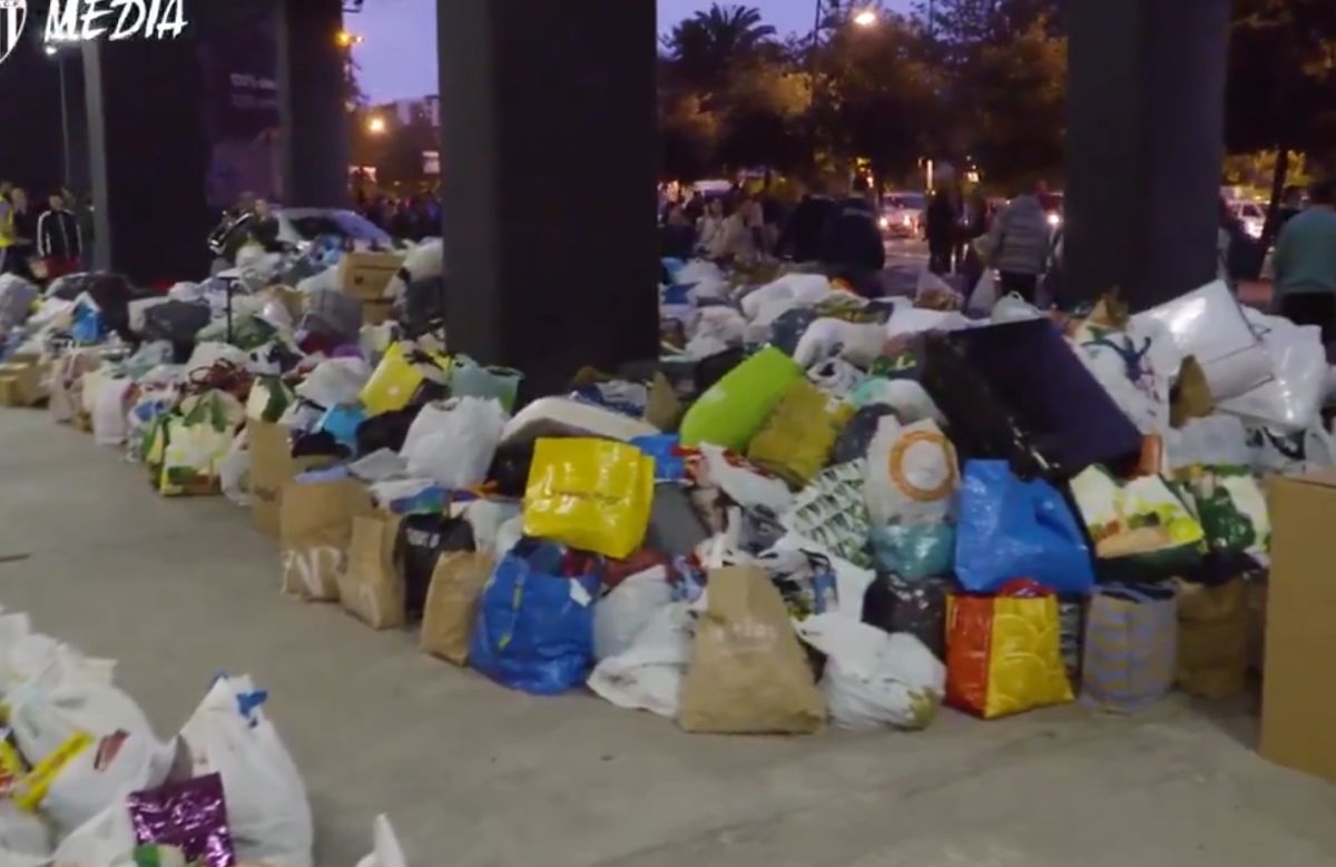Imagini impresionante! Sute de oameni au venit cu donații la stadioanele din Valencia » Ajutor pentru cei afectați de DANA