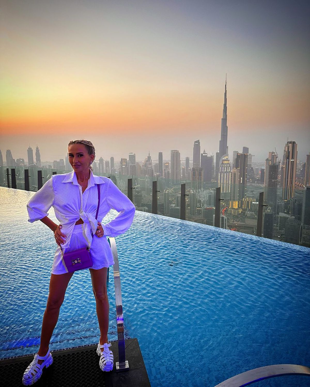 Crina Abrudan în costum de baie! Cum a apărut la o piscină de lux din Dubai