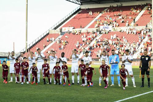 Jucătorii și antrenorul lui FC Botoșani sunt arătați cu degetul de patronul Valeriu Iftime. Foto: Imago Images