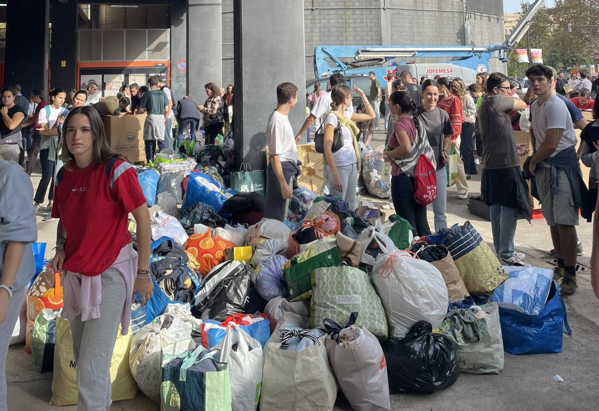 Imagini impresionante! Sute de oameni au venit cu donații la stadioanele din Valencia » Ajutor pentru cei afectați de DANA