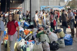 Imagini impresionante! Sute de oameni au venit cu donații la stadioanele din Valencia » Ajutor pentru cei afectați de DANA