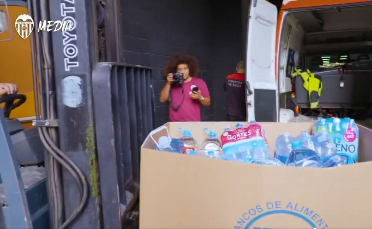 Imagini impresionante! Sute de oameni au venit cu donații la stadioanele din Valencia » Ajutor pentru cei afectați de DANA