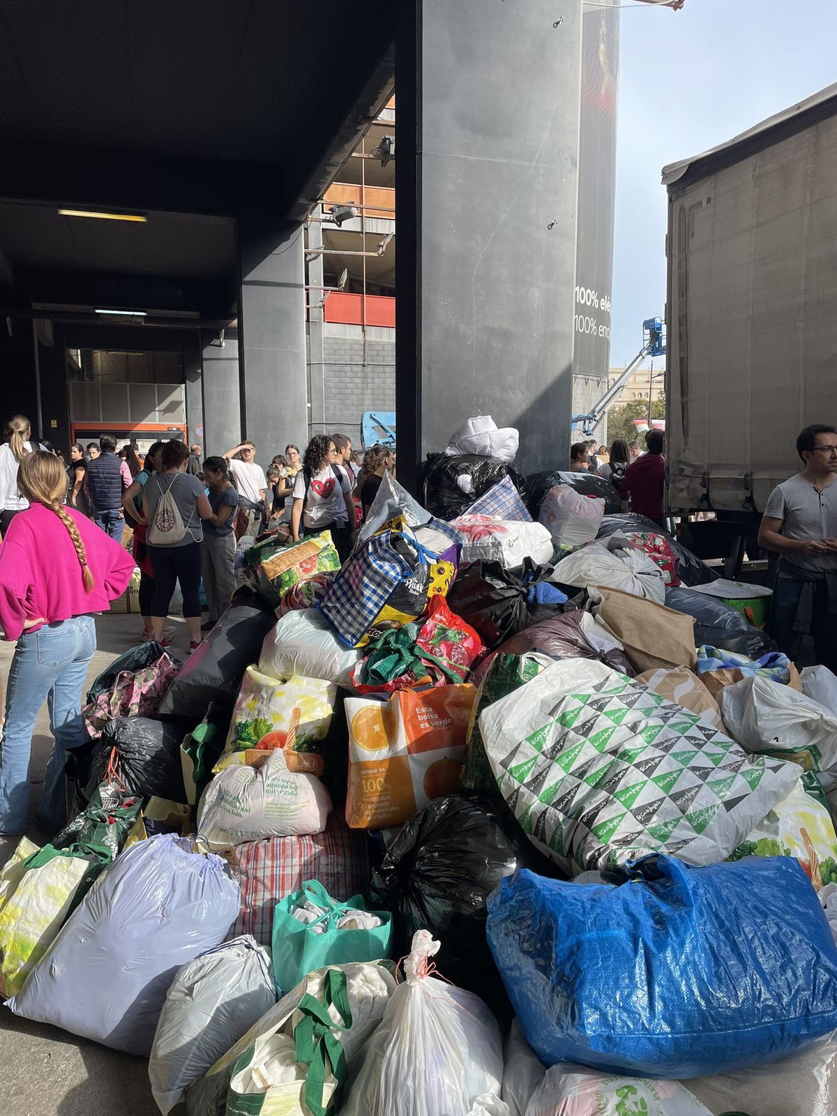 Imagini impresionante! Sute de oameni au venit cu donații la stadioanele din Valencia » Ajutor pentru cei afectați de DANA
