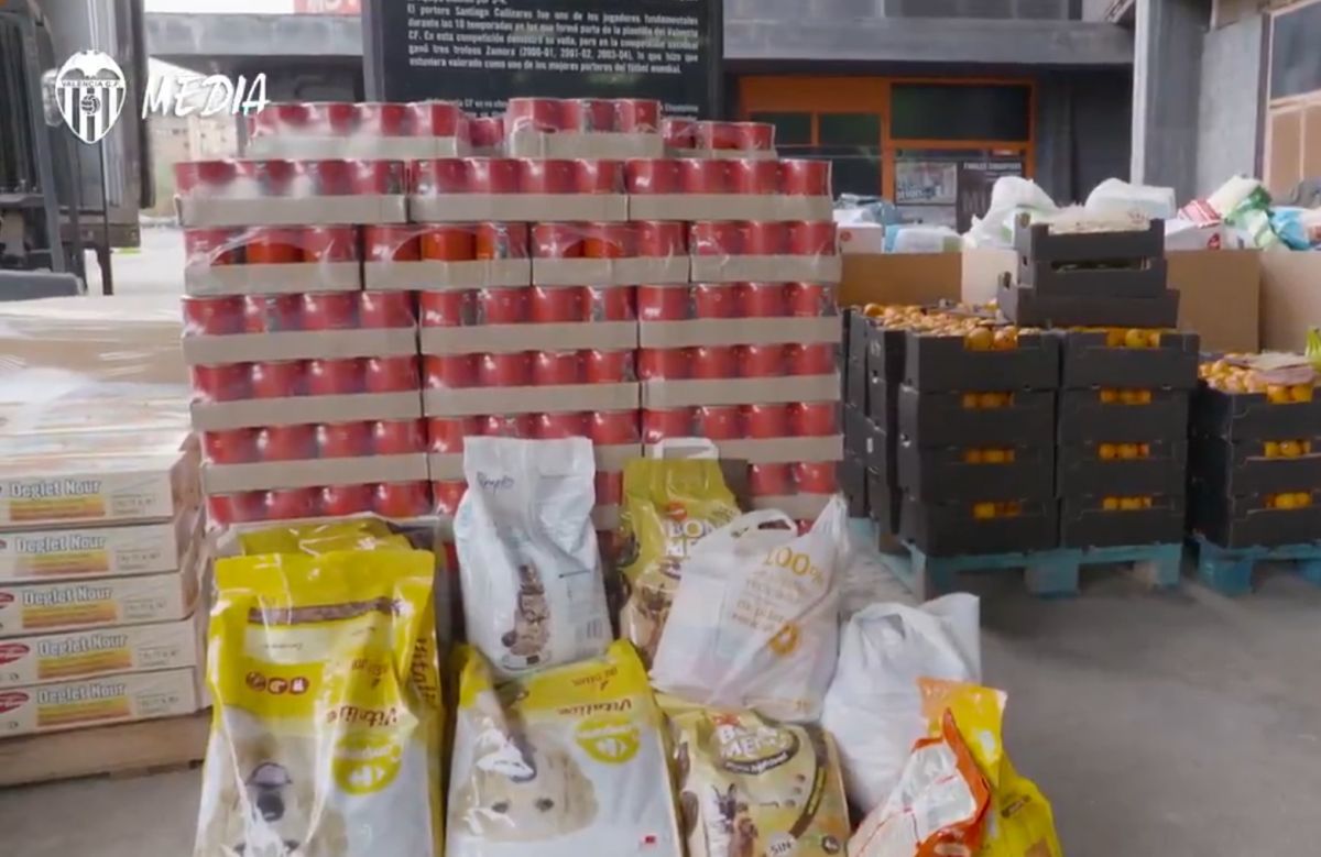 Imagini impresionante! Sute de oameni au venit cu donații la stadioanele din Valencia » Ajutor pentru cei afectați de DANA