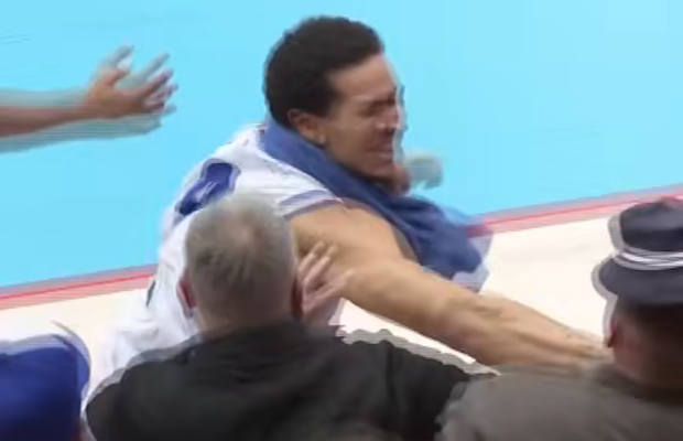 Fază șocantă în Ungaria! Un baschetbalist a lovit un fan al propriei echipe » Care a fost motivul și ce a decis clubul