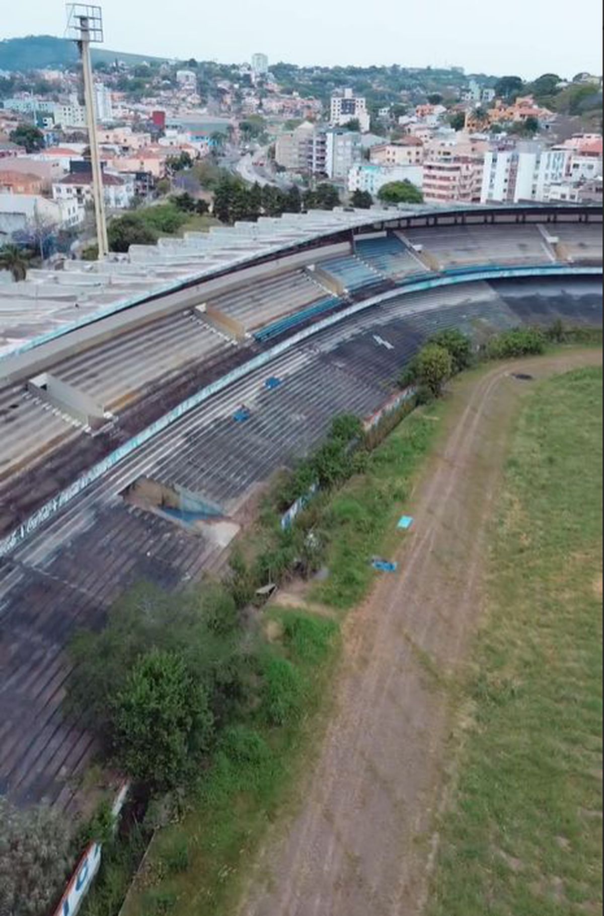 Dispare vechea arenă de 45.000 de locuri care a dat cel mai fin dribleur al țării