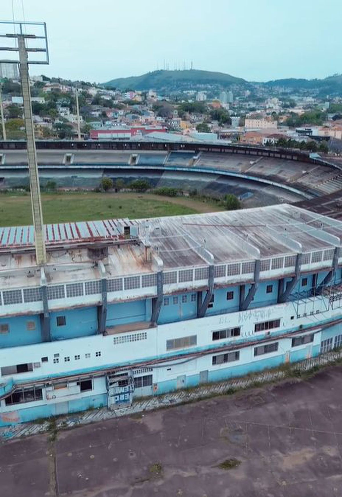 Dispare vechea arenă de 45.000 de locuri care a dat cel mai fin dribleur al țării