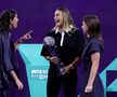 Aryna Sabalenka, alături de Garbine Muguruza și Simona Halep, cu trofeul de număr 1 mondial la finalul lui 2025 Foto: Guliver/GettyImages
