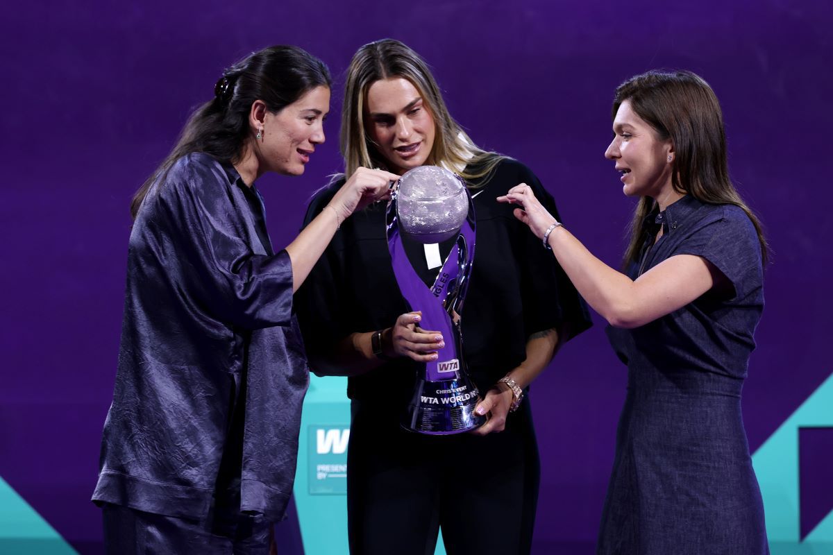 Simona Halep - înmânare trofeu WTA Aryna Sabalenka