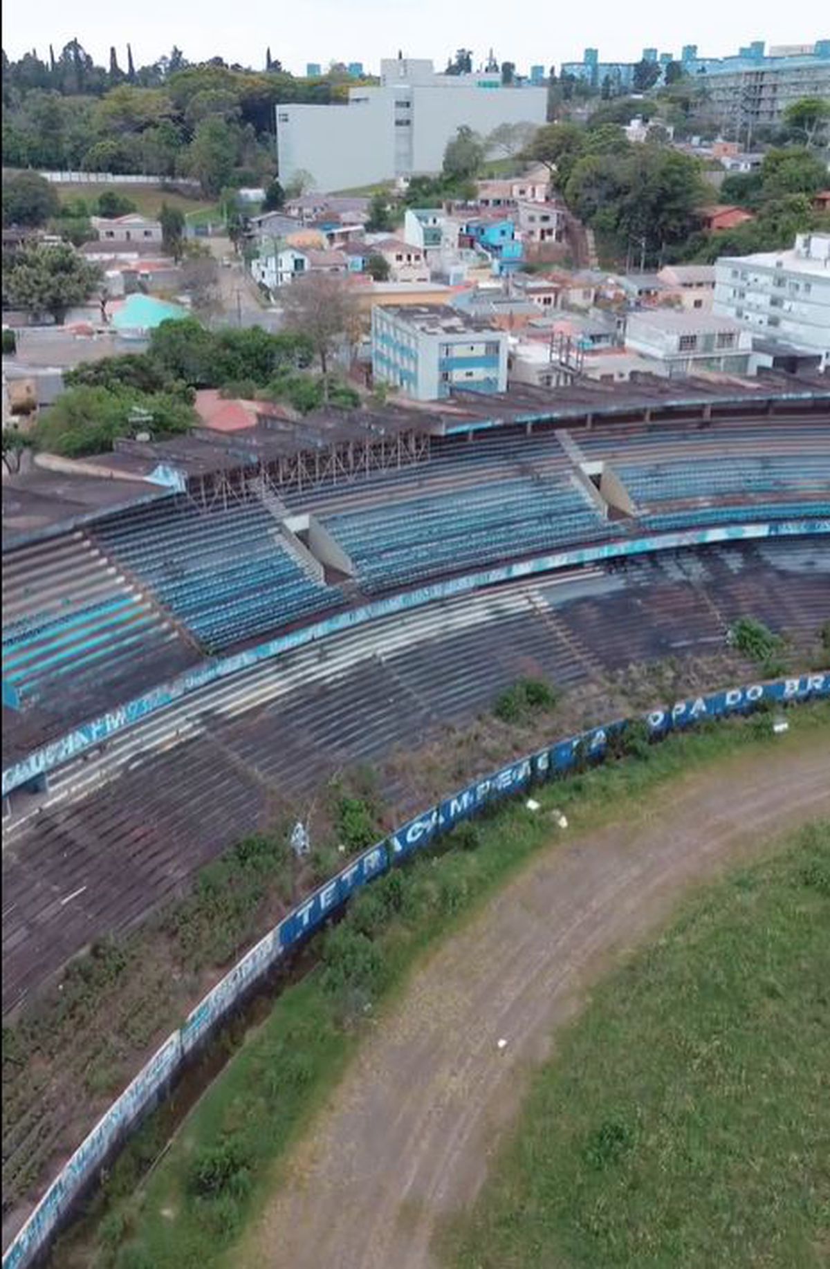 Dispare vechea arenă de 45.000 de locuri care a dat cel mai fin dribleur al țării