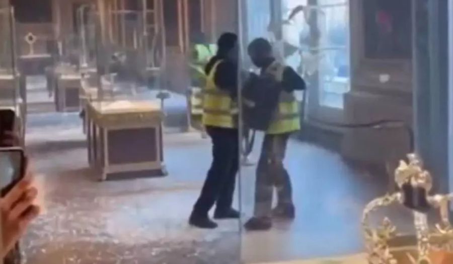 Imagini suprinse chiar în timpul spargerii din galeria Apollo de la Muzeul Luvru din Paris Surpriză de proporții în ancheta privind jaful comis la Muzeul Luvru!